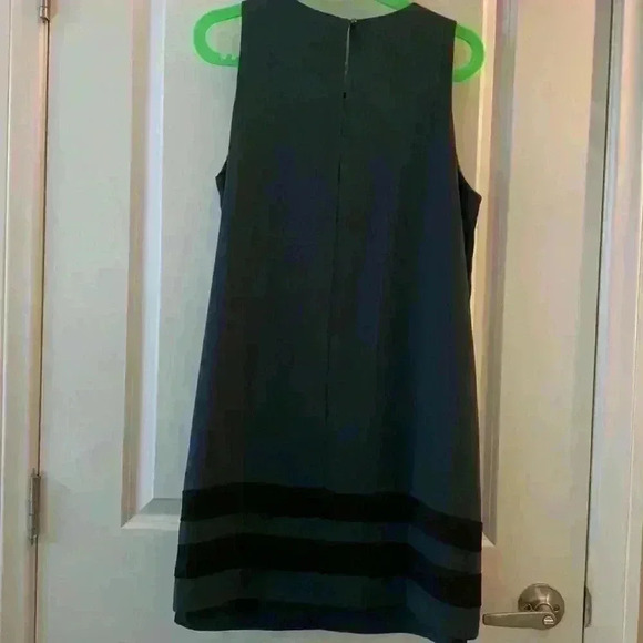 Green dress - Picture 3 of 3